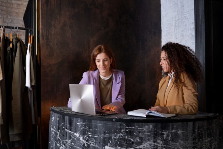 wlasciciele-mlodych-firm-przygotowujacych-swoj-sklep